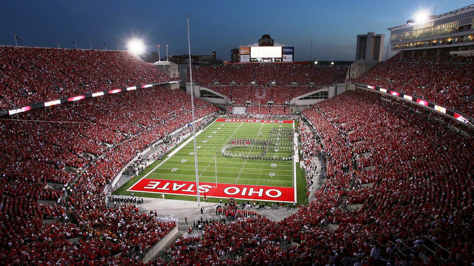 有爱老爸！詹姆斯球场边温情献唱生日快乐歌，为6岁小女球迷创造难忘生日惊喜