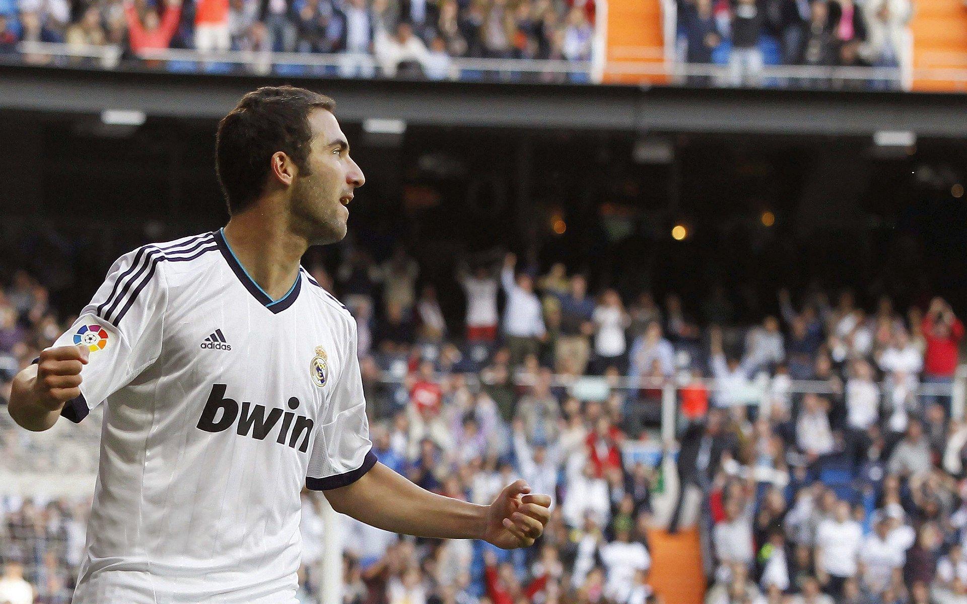 意甲双雄暗战升级，尤文与科莫竞逐曼城核心，今夏免签B席成焦点